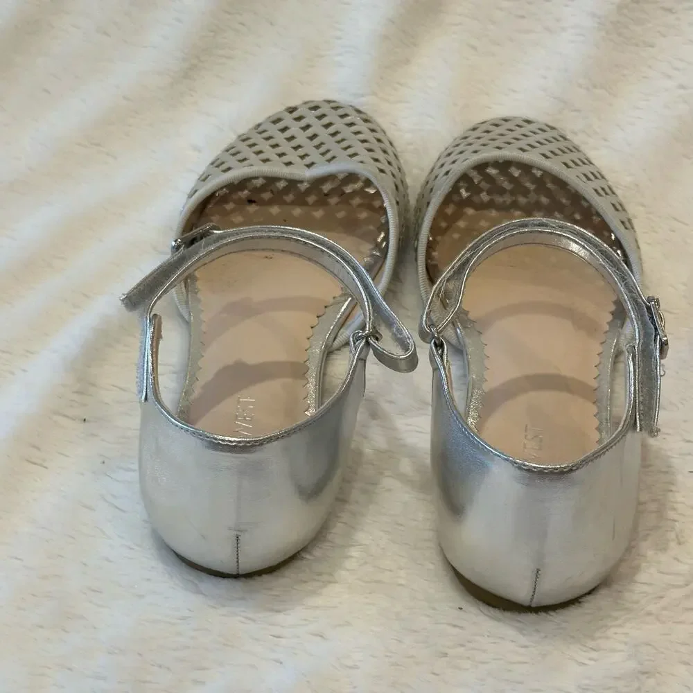 Nine West SIlver Flats sz 4 Girls